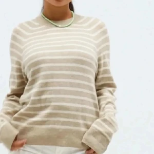 100% kashmir tröja - Stickad tröja från samsøe samsøe i 100% kashmir 💓 Knappt använd, inga defekter. Köpt för 1900