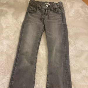 Säljer grå jeans gina tricot - säljer mina grå jeans då de inte kommer till andvändning längre🥰de är från gina tricot och är storlek 158. 