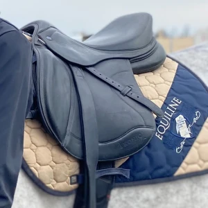 Equiline schabrak  - Intressekoll på equiline schabraket. Fint skick, kan skickas med spårbart. Ordnas fler bilder på pm. Storlek full/hopp. Det är mörk beige med svart och mörkblå logga. Priset kan diskuteras. Är intresserad av byten också  