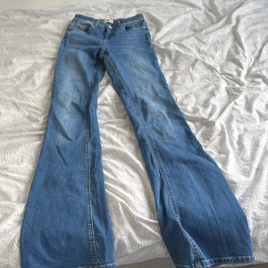 Blå bootcut jeans från ONLY - Blå bootcut jeans från only, jättefintskick(inga defekter)💓Priset går att diskutera, nypris är runt 500kr🥰
