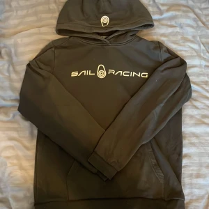 Sail racing hoodie - Snygg sail racing hoodie i bra skick för billigt pris storlek S
