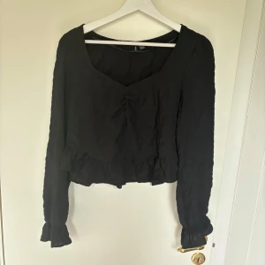 Snygg blus  - Jättesnygg blus att ha på fest, croppad. Svart storlek M, men mer som en S tkr jag. 