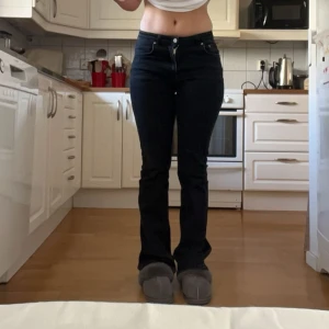 Bootcut jeans  - Fina jeans från gina tricot med stretch, mid waist. Vet inte helt vilken modell men sitter som bootcut jeans i alla fall. Midjemått: 35 cm, innerbenslängd: 80 cm 💕 pris kan diskuteras.
