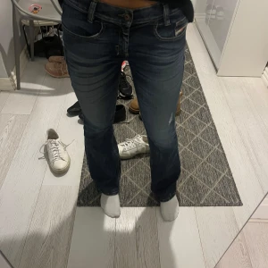 Diesel låga jeans - Lågmidjade jeans från diesel. I bra skick med en liten slitning på ena låret, syns på första bilden. Insydda i midjan så att de passar xs-s men går att ta bort ifall man vill. 