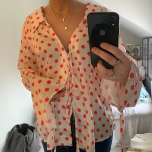 Asos blus strl 44 - Prickig Blus från asos strl 44 men sitter oversize på mig som brukar ha s