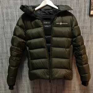 Sail Racing jacka - Säljer nu denna sail racing vinterjacka då det är dags för en annan || jackan är använd ett fåtal gånger under vintern men inte mer än så, inga defekter eller liknande || skick 9/10 || om kvitto önskas går det säkert att fås || nypris: 4200kr || hör av dig vid frågor eller funderingar! || mvh ||