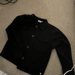 Svart jacka från Zink - Säljer en stilren svart jacka från Zink i storlek M. Fint skick 