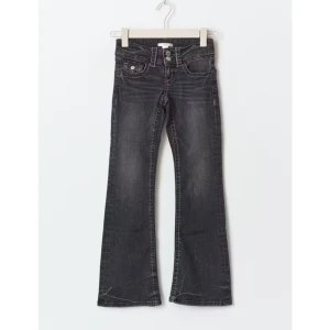 Svarta bootcut jeans - Säljer ett par snygga svarta bootcut jeans i bra skick från Gina, använd fåtal gånger. 