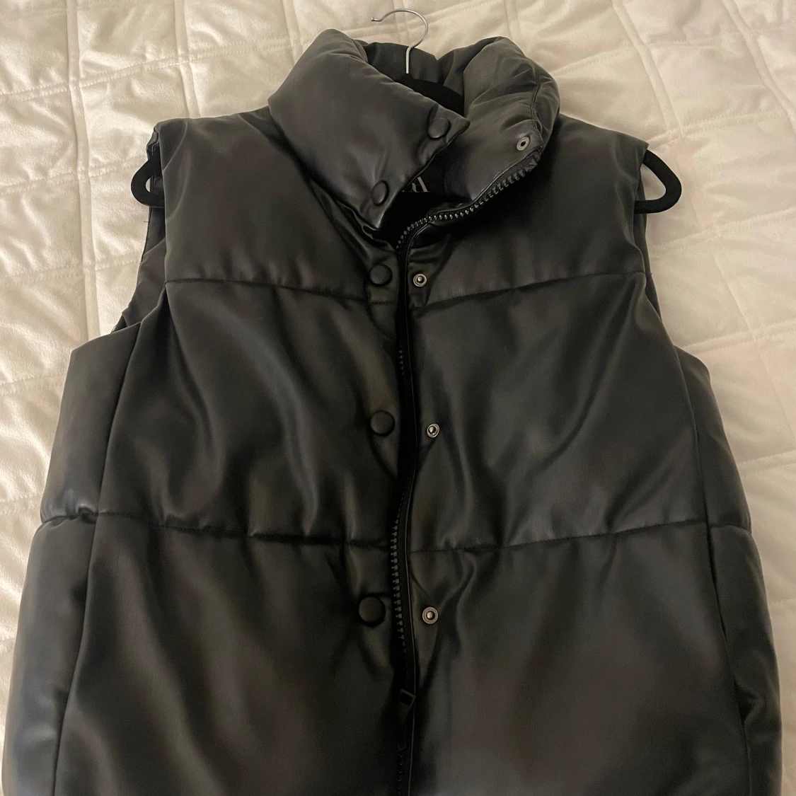 Svart väst i läderimitation 