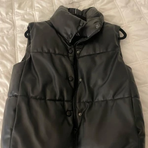 Svart väst i läderimitation  - Svart väst k väldigt bra skick 