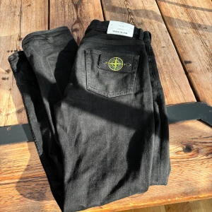 Stone island jeans - säljer dessa eftertraktade stone island jeans, inga defekter alls! dom går inte och köpa i butik längre😉 storlek W30 L32 passar mig bra som är cirka 175-180 modell är slimfit