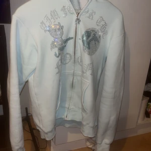 Aim for the moon ice blue - ✨säljer nu den feta aim for the moon i färgen ice blue. Tror den är äkta men är inte 100. På det funkar perfekt till ett par feta ljusa skor kom med förslag och slå ett sms för den här feta tröjan.   Storlek L men passar också M