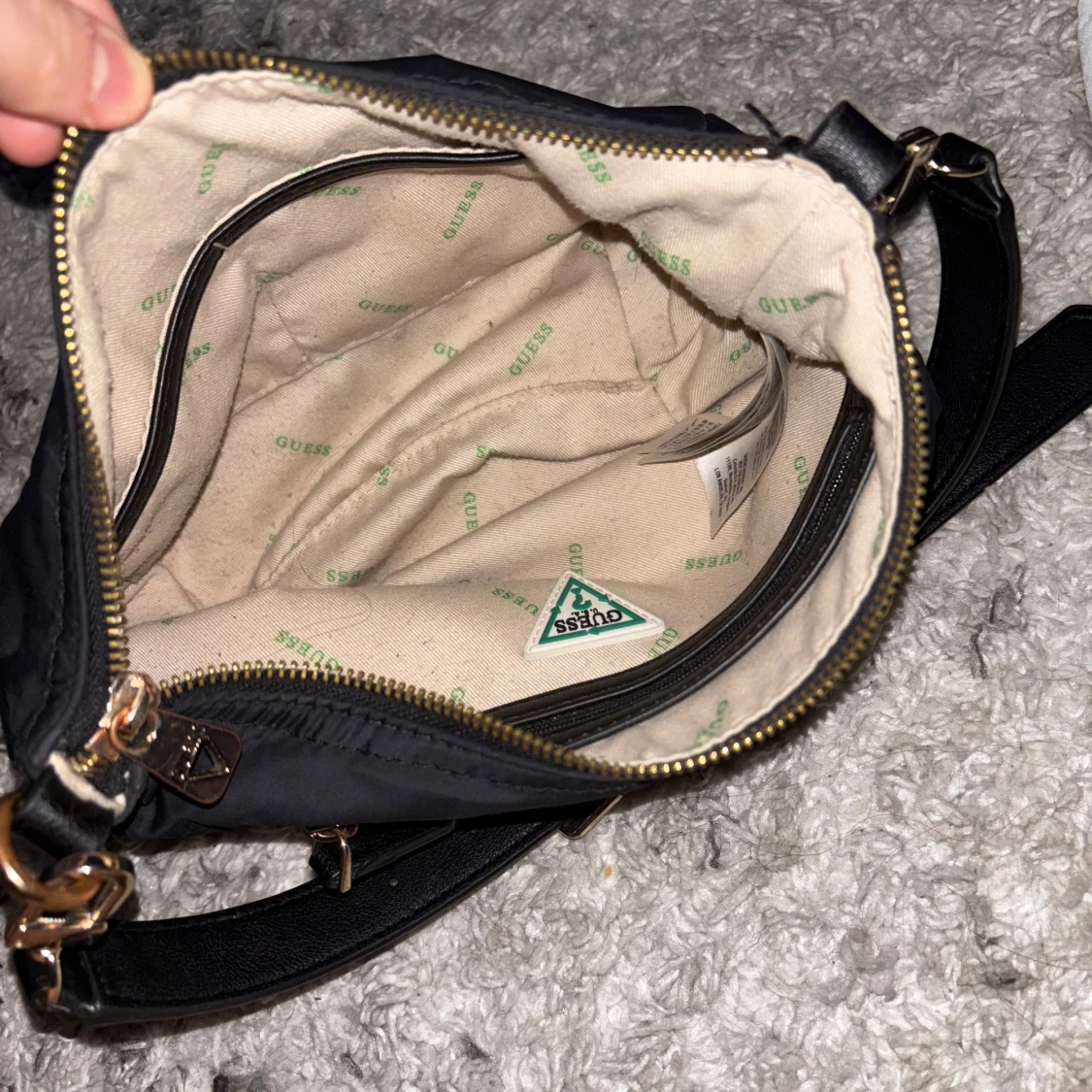 Svart axelväska från Guess - 91