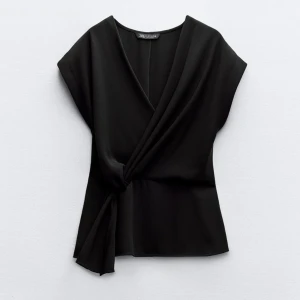 Blus svart  - Superfin blus som aldrig är använd och har lappen kvar från Zara. Storlek Xs men passar även S, svart, med knyte, vringad, toppenskick