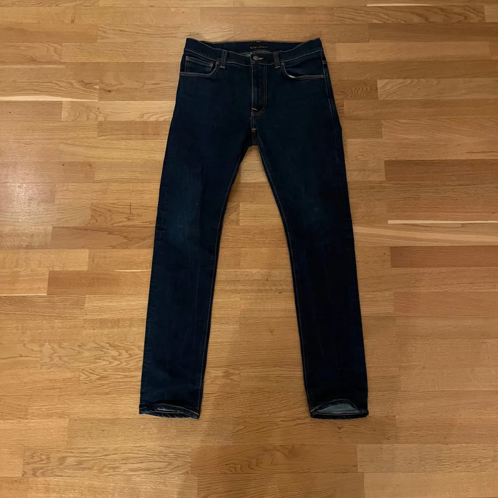 Säljer ett par Nudie jeans pga jag köpte för lite storlek. Storlek är 33W, 34L men den passar ända ner till 30W, det är slim modell och inga defekter. Bara att höra av dig vid frågor!. Jeans & Byxor.