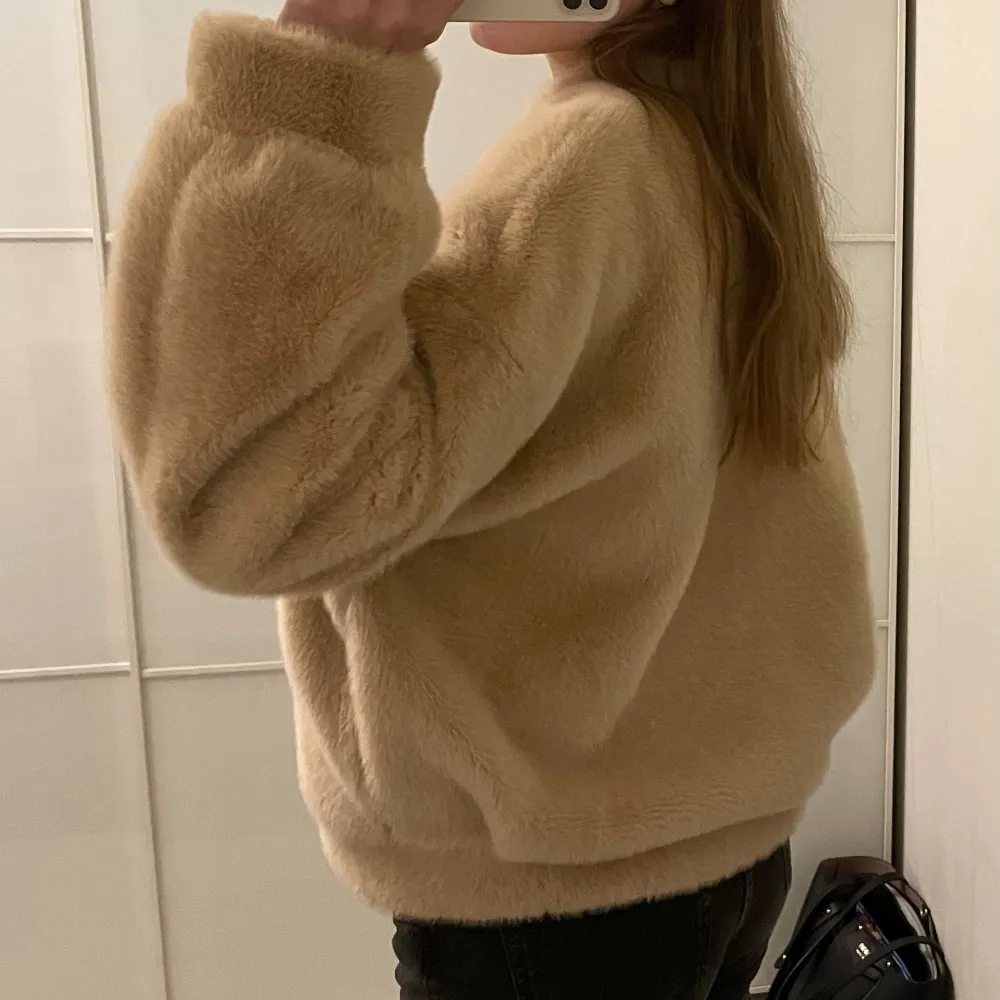 Mysig beige teddyjacka från Bik Bok i mycket bra skick. Perfekt för höst och vinter med sin fluffiga och varma design. Jackan har en dragkedja framtill och långa ärmar. Den är i en normal passform och passar perfekt för en casual look. 🧥✨. Jackor.