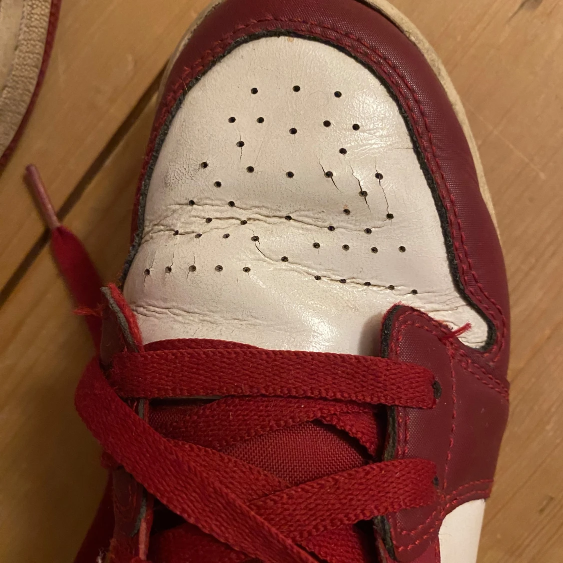 Nike Air Jordans i rött och vitt - 93