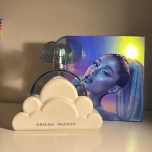 Ariana Grande Cloud Parfym - Säljer en Ariana Grande Cloud parfym son rymmer 100ml! Flaskan är formad som ett moln och har en blå nyans. Doften är en mix av lavendel, päron och bergamott i toppnoterna, med en krämig mitt av vispad grädde, kokos och pralin. Basen är mysig med mysk och träiga noter. Perfekt för dig som älskar söta och fräscha dofter! 💙 Jämförs pris: 795kr