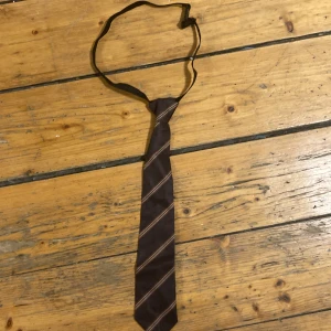 En klip på slips - Bra skick  Menad till uniformer 