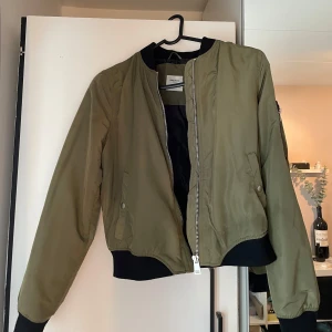 Bomberjacka - Grön bomberjacka från vero moda