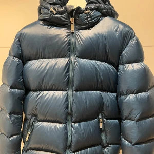 Vinterjacka zara (glossy) - Säljer en snygg blå pufferjacka från zara  i mycket bra skick. I strl M. Kom privat för bilder på ! Mvh Kalle ✨✨