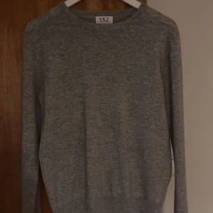 Kashmir tröja - Tja! Nu säljer jag min kashmir tröja från S&T clothing, produkten är i skick 10/10 då den aldrig användes för storleken var för stor men ej kunde returneras, storlek S, nypris 1200kr