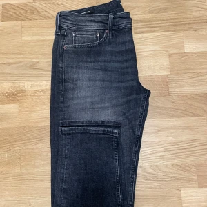 Jack & Jones Jeans - Jeansen är aldrig använd och köptes för 899kr från Jack & Jones. Passformen är Slim fit