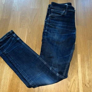 Jack & Jones jeans  - Jack & Jones Jeans | Sjukt snygg färg som passar till nästan allt | Modell ”Slim Glenn” | Storlek W27 L30 passar 160-170cm | Skick: använt 2-3 gånger innan dom blev för små | Nypris: 899kr vårat pris 299kr!✅ Kontakta vid mer frågor 👕 