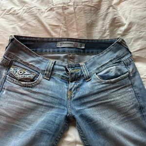 Super Lågmidjade jeans - Så fina, köpte de på plick men de passa tyvärr inte, midjemått 40cm, Innerbenslängden 75cm🙌🏼 (obs knappen är utbytt men funkar perfekt) priset går att diskutera!