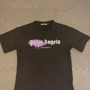 Palm angels t-shirt - Billig och snygg Palm angels t-shirt, skriv om ni har några funderingar. Priset kan diskuteras! Storlek M