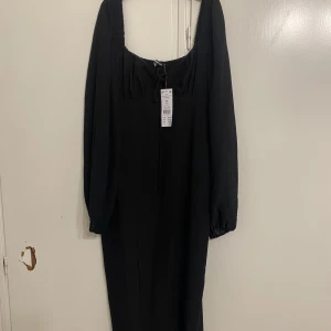 Svart långklänning från Gina Tricot - Svart långklänning från Gina Tricot. OBS använd en gång bara
