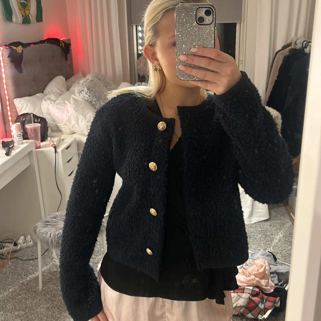 Svart teddyjacka med guldknappar