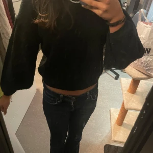 Svart stickad tröja från Shein - Säljer en svart stickad tröja från Shein i storlek EU 152. Den är ganska nopprig men annars inga tecken på användnig. Tröjan har ribbade detaljer och passar till höst och vinter! 🖤