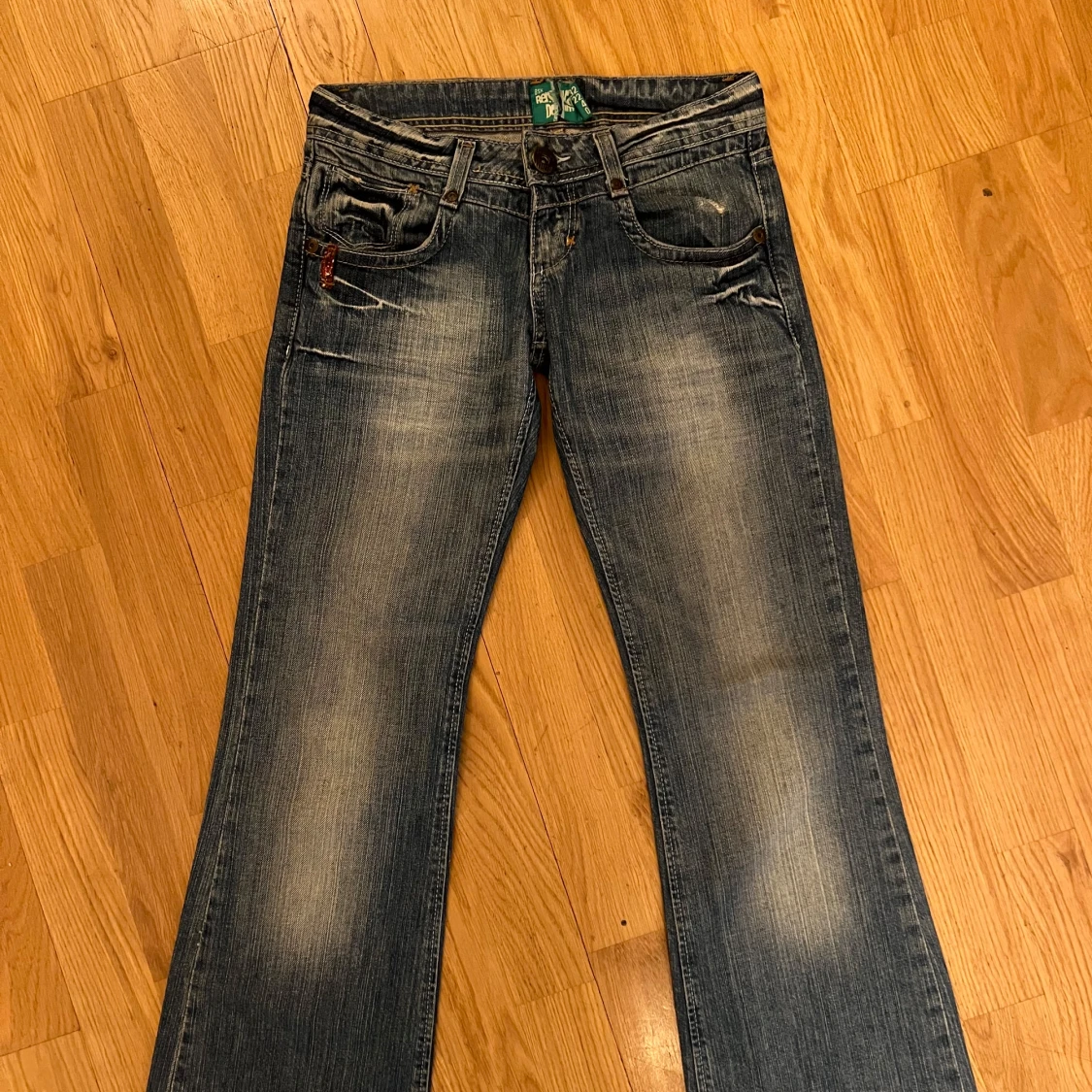 Low waist jeans med slitningar - 91