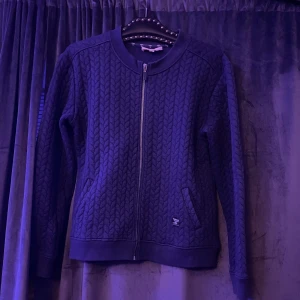 Barbour cardigan dam - Säljer denna fina cardigan från Barbour som är i vackert skick. Den är egentligen dam storlek men skulle säga att de passar båda. Storleken är Eu 14 men skulle säga den passar dom en storlek M. Kontakta gärna vid frågor.
