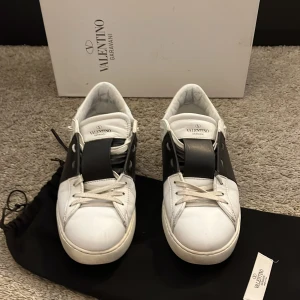 Valentino opens  - Säljer nu dessa feta skorna från valentino garavani, skick: 8/10. Säljer för de är för små, är köpta här på Plick av en stor reseller  (NordicDesigner) som hade skickat in skorna för att verifiera äkthet. Skriv gärna vid fler frågor. 