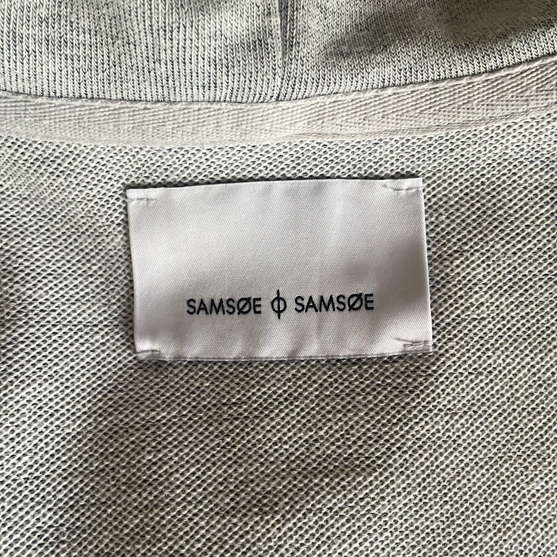 Grå hoodie från Samsøe Samsøe använd fåtal gånger strl S passar S-M, skick 9/10 600kr - 92