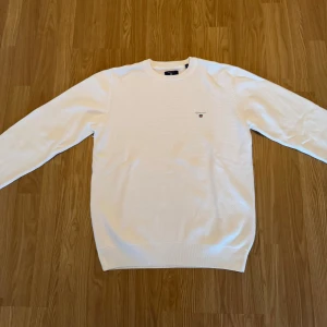 Stickad Gant tröja - Stickad/vävd tröja från Gant Storlek M sitter lite oversize Finns ett litet flaw men inget som märks av