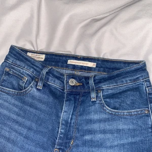 Blå Levi's Jeans  - Snygga blå Levi's jeans i rak/bootcut . Midwaist, stretchigt material, mycket bra skick. Köpte dom för 1300. Perfekt längd för mig som är 160 