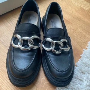 Loafers - Säljer dessa coola läder loafers från Shoe Biz Copenhagen! Storlek 37. Dem är i fint skick fortfarande och har inte använts på länge. Köptes för ca 2200 kr.