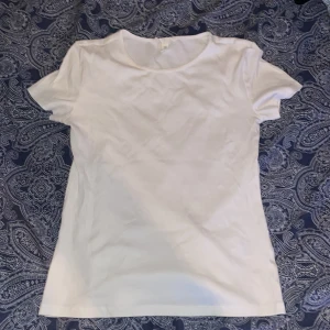 Topp - En tight t-shirt från hm🤍