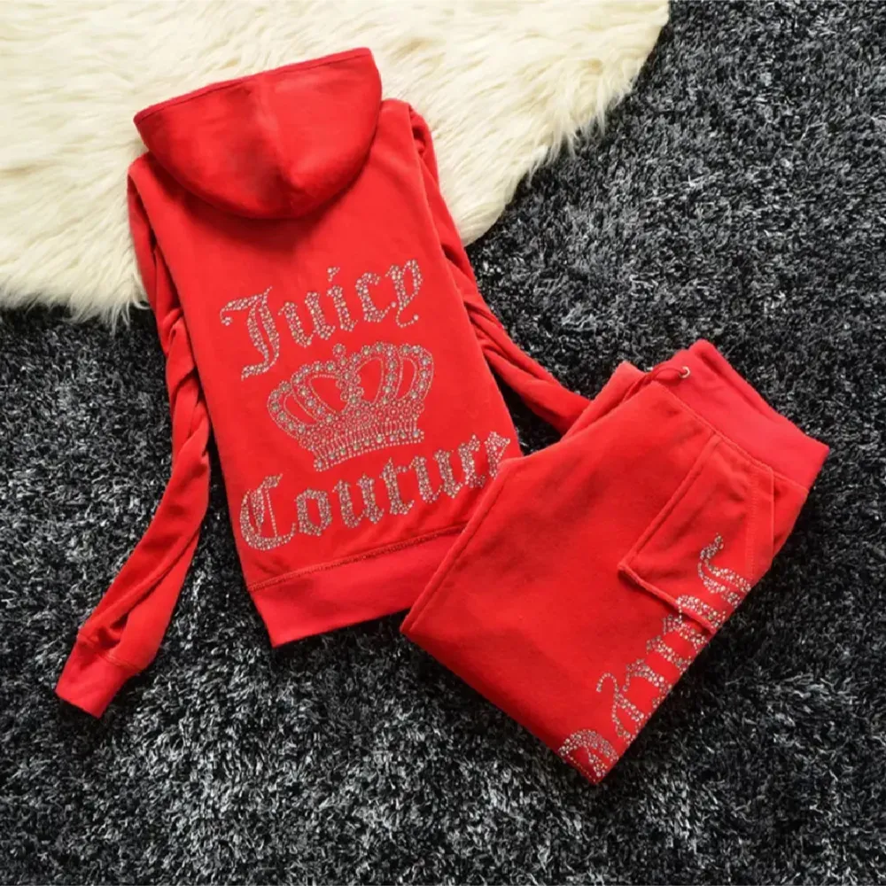 Super fint rött  2000s juicy couture set! Diamanter på vänster sida av byxan o på ryggen av koftan! Jag är xs och koftan passar mig perfekt o benen är lite långa .  Skriv för mått eller fler bilder!!                                                   (Köper man röda setet + turkosa setet får man båda för  1200 istället för 1400).                  !LÅNADE BILDER!. Hoodies.