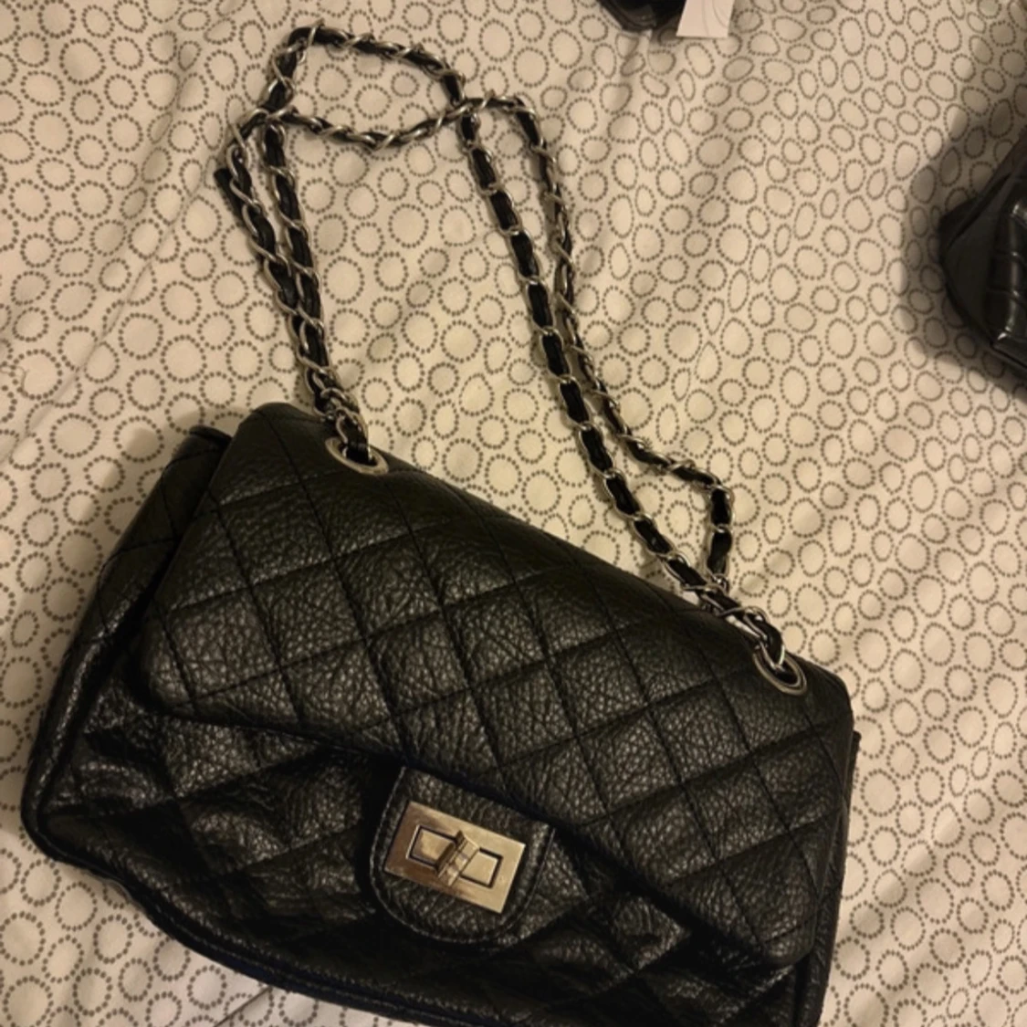 Svart quiltad axelväska