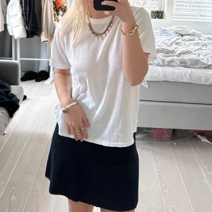 Marinblå ribbad kjol ZARA - Säljer en superfin marinblå ribbad kjol som är perfekt för både vardag och fest. Kjolen har en skön passform och är gjord i ett mjukt material som faller snyggt. Den är enkel att matcha med olika toppar och accessoarer. Perfekt för höst och vår! Märket är zara och storlek S.