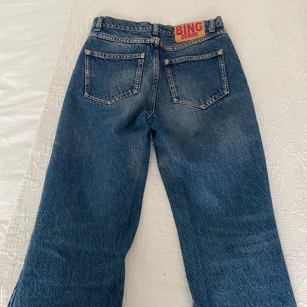 Säljer dessa Anine Bing jeans! Dem är en kick-flare modell som syns på sista bilden, ankelkorta och lite utsvängda. Storlek 25 och midrise i midjan. Säljer då dem tyvärr inte kommer till användning längre. Köptes för ca 2900:-. Farkut & Housut.
