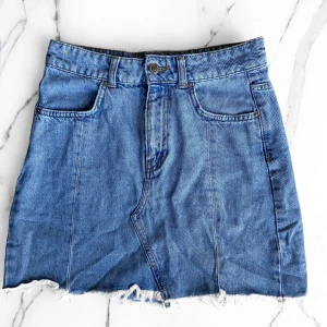 Jeanskjol  - Super fin jeanskjol ifrån Gina🫶🏼scrolla för mer bilder när den sitter på mig 