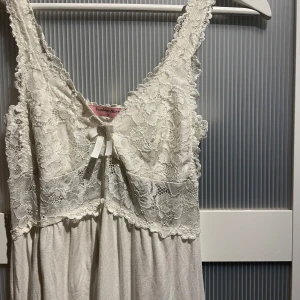 Hunkemöller nattlinne - Jätte fint vitt nattlinne från hunkemöller!!💕💕