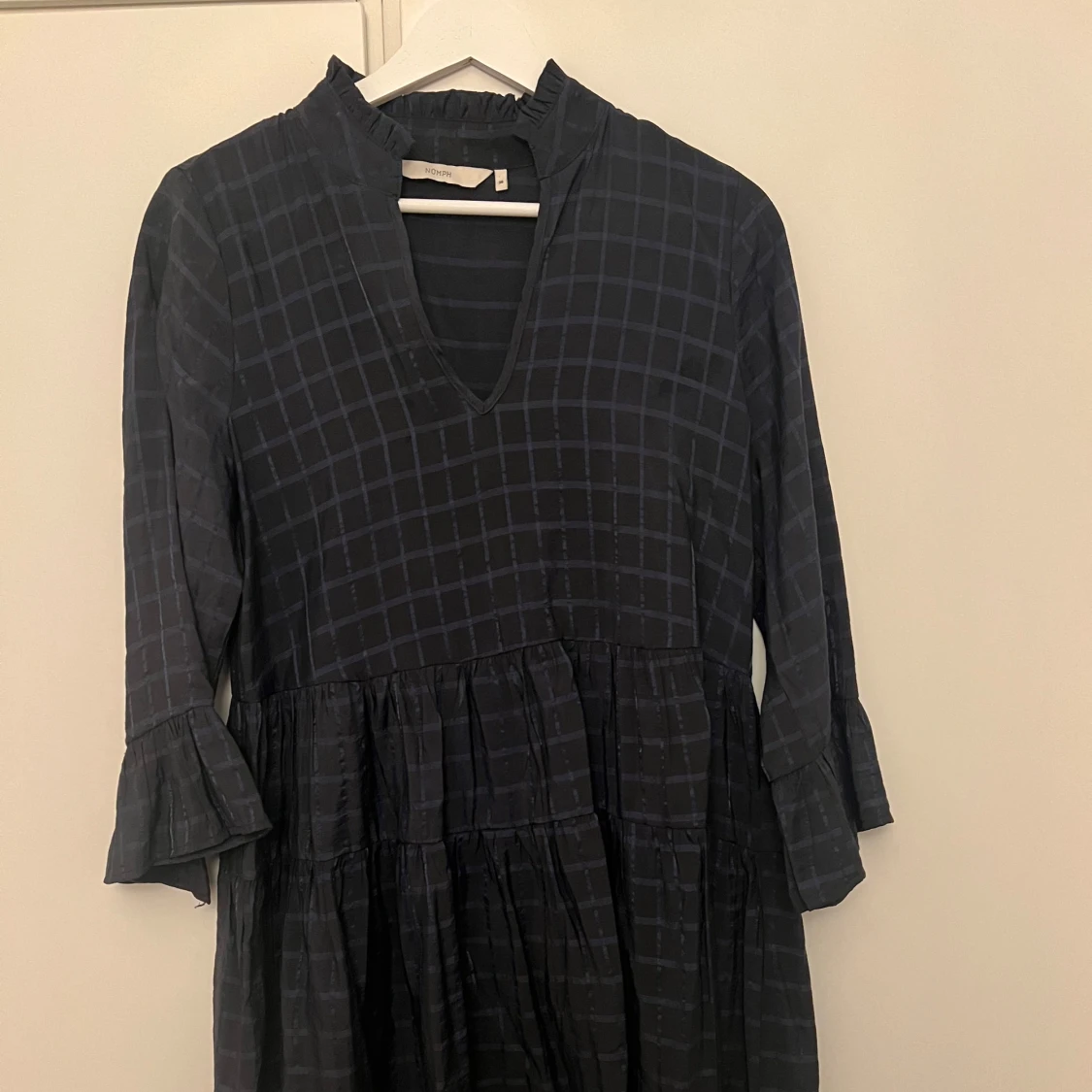Mörkblå rutig klänning från Nümph