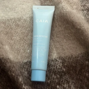 SOS Rescue Balm från CAIA - SOS Rescue Balm från CAIA är en återfuktande balm för torra tider. innehåller sheasmör och vitamin E för att ge näring och skydd. Perfekt för att snabbt återställa mjukhet och komfort till huden, finns endast i julkalendern😍 kan gå ner i pris vid snabb affär