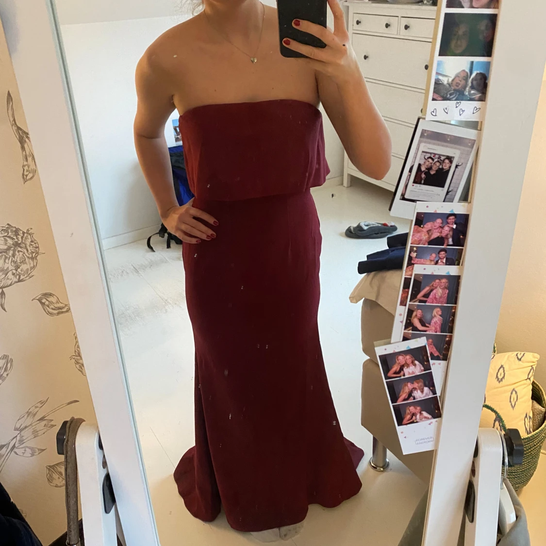 Vinröd axelbandslös långklänning från Jarlo
